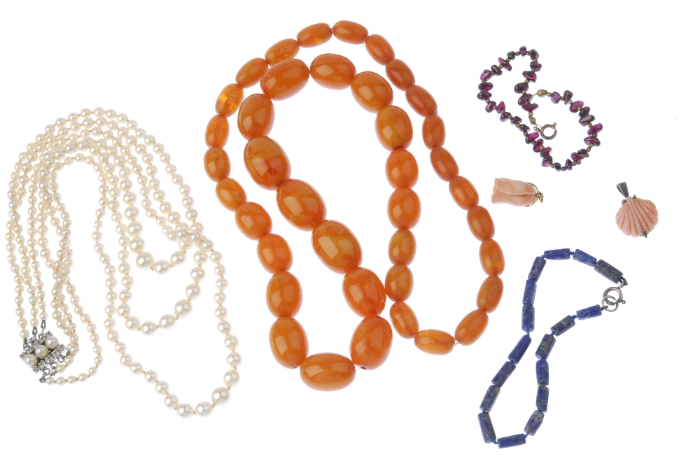 A selection of beads to include amethyst, plastic, imitation pearl and coral. To include an amethyst - Image 3 of 3