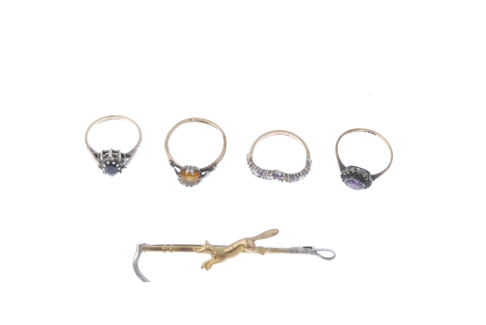 A selection of jewellery. To include a bar brooch shaped as a riding crop with a leaping fox - Image 3 of 3