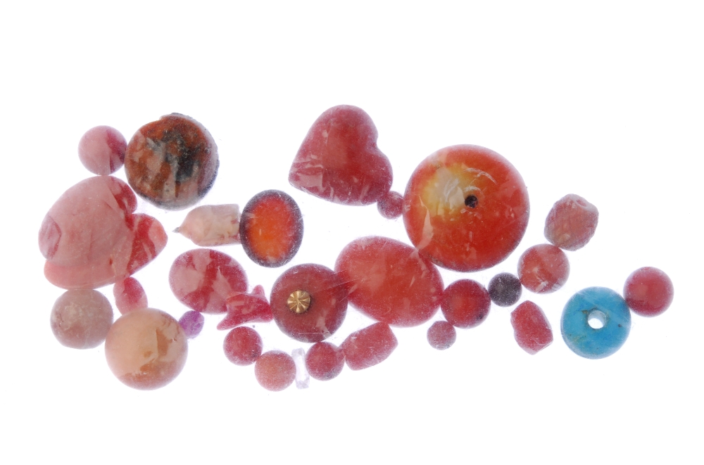 A selection of strung conch shell beads and loose coral and plastic pieces. The strung conch shell - Image 3 of 3