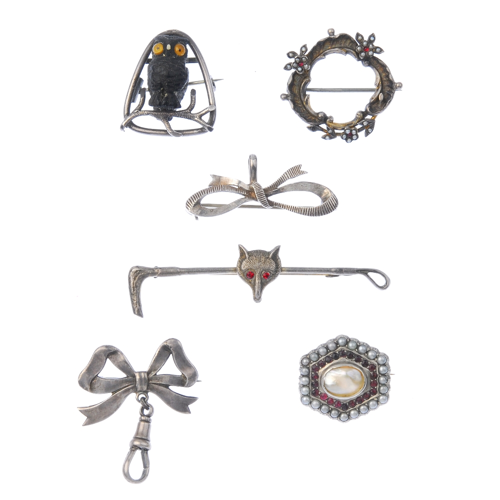 A selection of silver and white metal jewellery. To include a late Victorian bird and shell