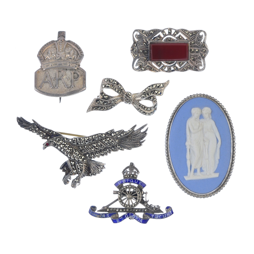 A selection of brooches. To include an ARP badge, a Wedgwood cameo brooch in blue porcelain and