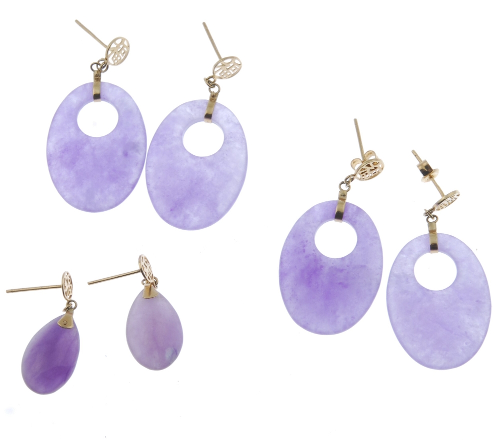 A selection of gem jewellery. To include three pairs of dyed jade ear pendants, ten elasticated - Image 5 of 5