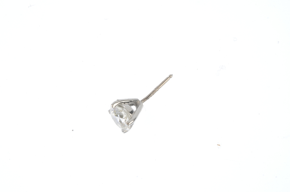 A single diamond ear stud. The brilliant-cut diamond, to the four-claw setting. Estimated diamond - Image 2 of 2