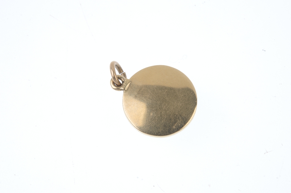 An early 20th century gold reverse-carved intaglio pendant. Of circular outline, depicting a chimney - Image 2 of 2