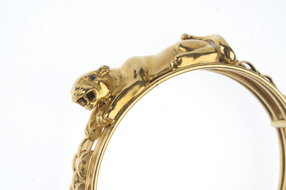 A panther bangle. Designed as a lying panther, with sapphire eyes, to the brick motif sides and - Image 3 of 4