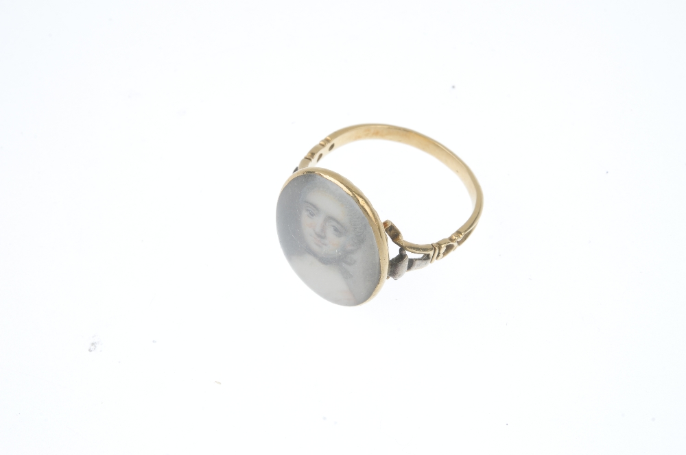 A late 18th century gold portrait miniature ring. The oval-shape panel painted to depict a woman - Image 2 of 3