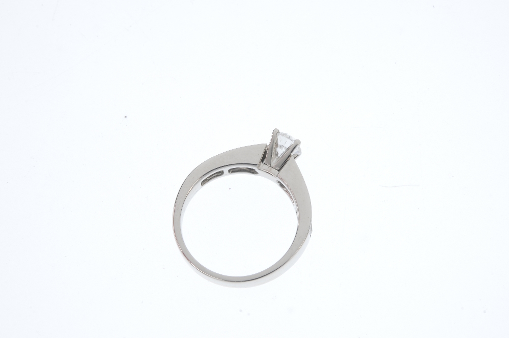 A diamond single-stone ring. The brilliant-cut diamond, to the baguette and brilliant-cut diamond - Image 3 of 3