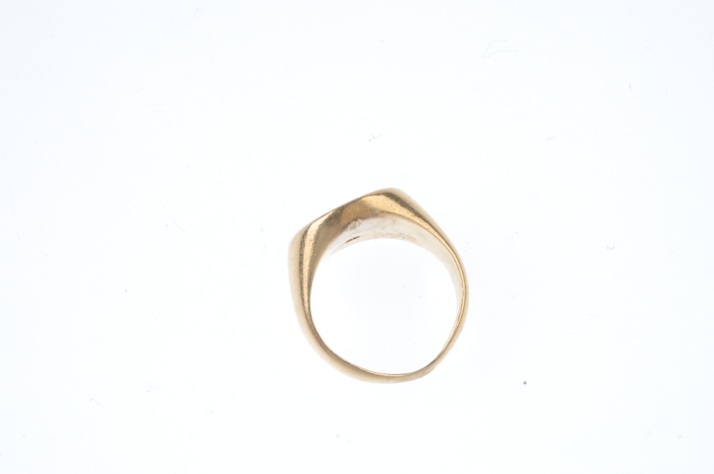 A signet ring. The circular-shape panel, with  engraved crest, to the tapered shoulders. Ring size - Image 3 of 3
