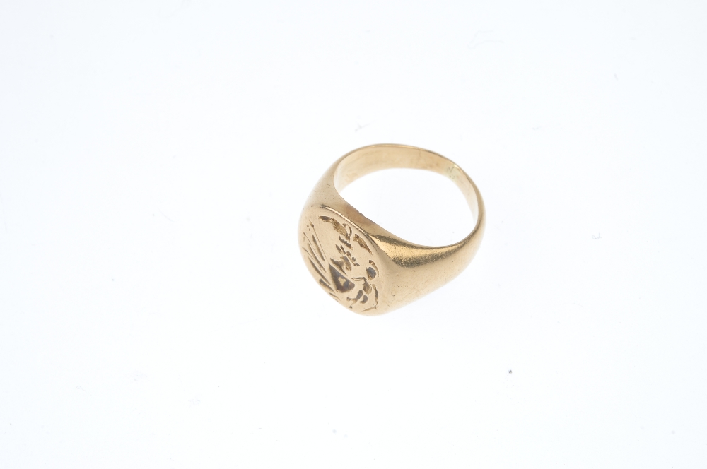 A signet ring. The circular-shape panel, with  engraved crest, to the tapered shoulders. Ring size - Image 2 of 3