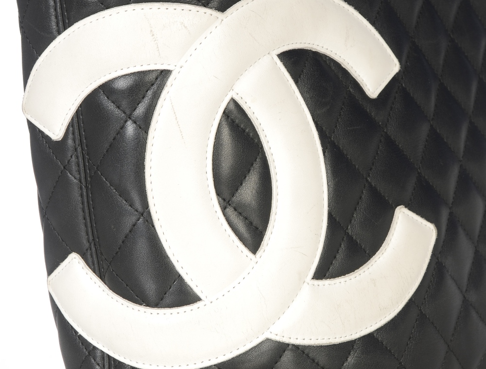 CHANEL - a Ligne Cambon quilted tote handbag. Featuring a smooth black lambskin leather exterior - Image 3 of 5