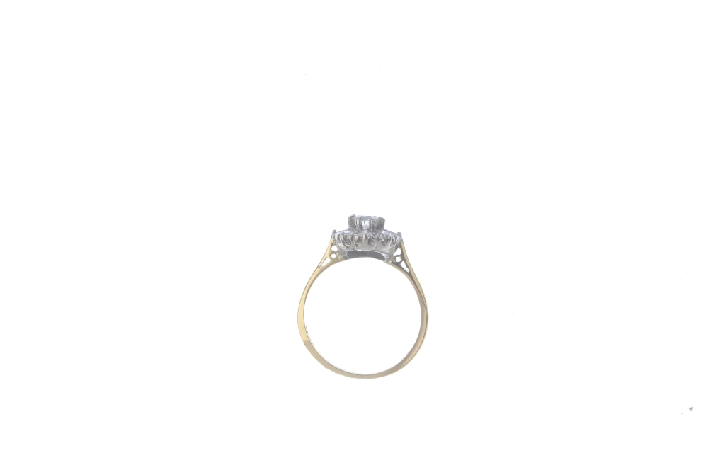 An 18ct gold diamond cluster ring. The brilliant-cut diamond, with circular-cut diamond surround. - Bild 2 aus 4