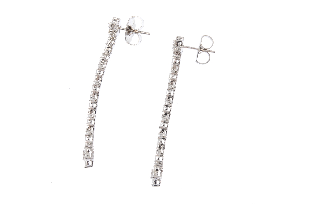 A pair of diamond earrings. Each designed as a brilliant-cut diamond cluster, suspended from a - Bild 2 aus 2