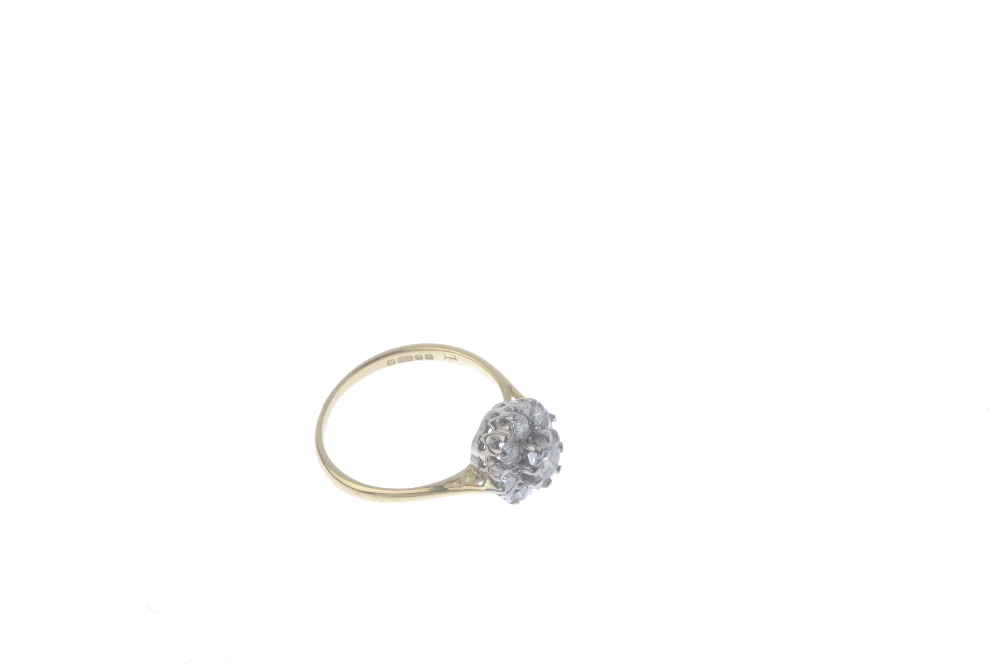 An 18ct gold diamond cluster ring. The brilliant-cut diamond, with circular-cut diamond surround. - Bild 4 aus 4