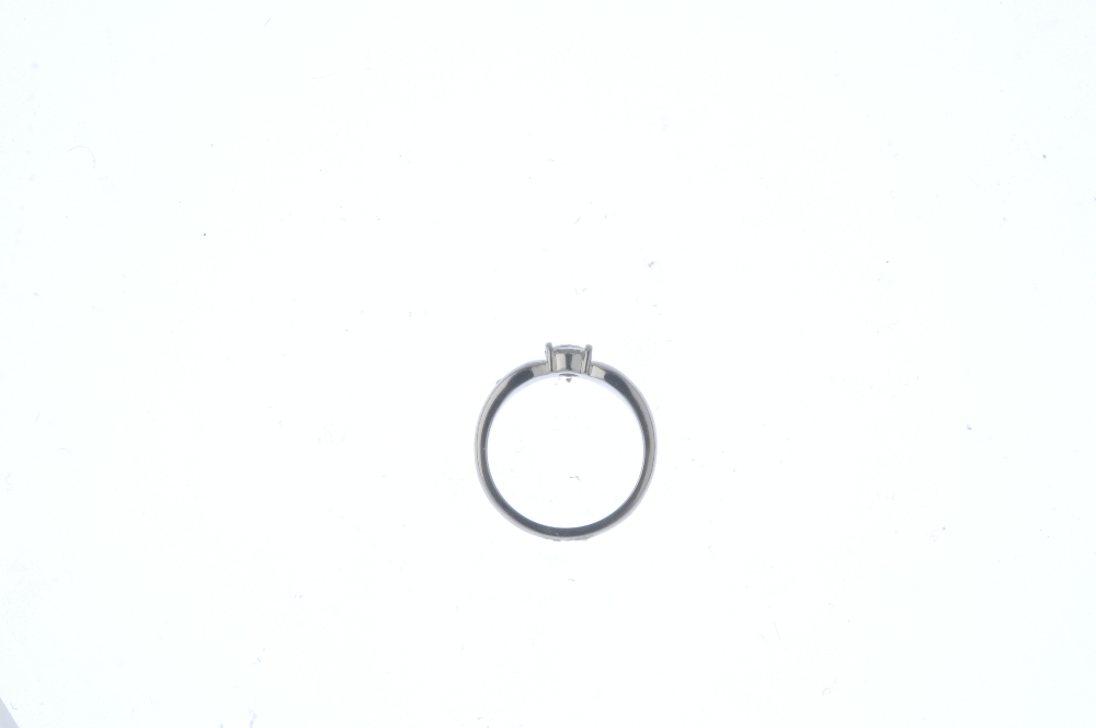 A platinum diamond single-stone ring. The brilliant-cut diamond, with tapered shoulders. Estimated - Bild 2 aus 4