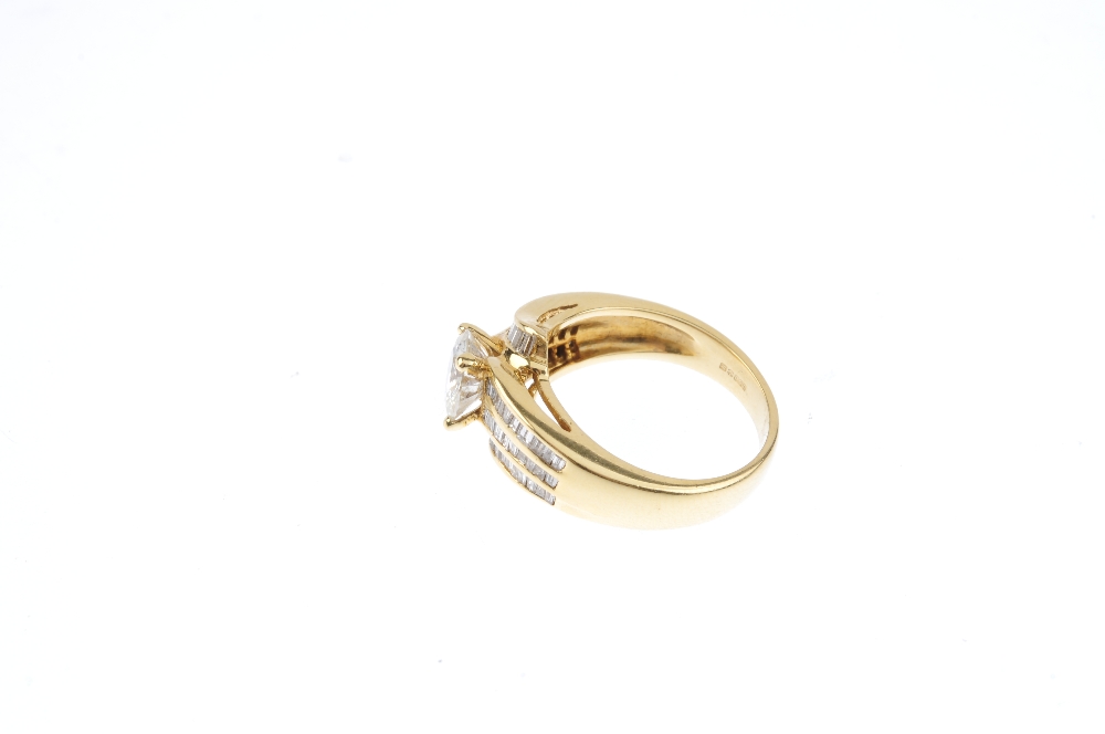 An 18ct gold fracture-filled diamond dress ring. The brilliant-cut fracture-filled diamond, atop a - Bild 2 aus 3