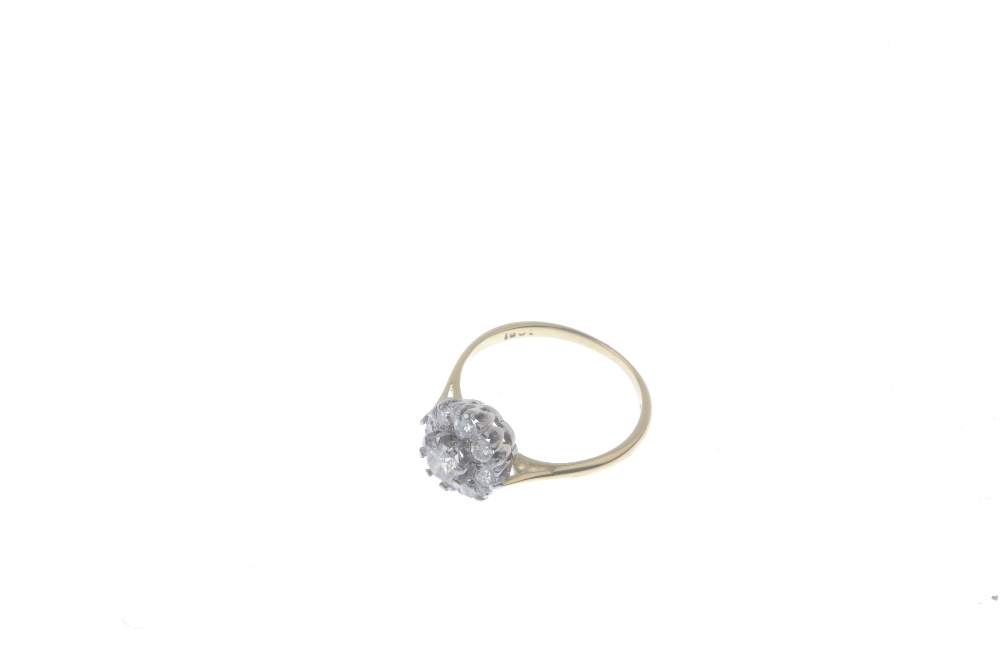 An 18ct gold diamond cluster ring. The brilliant-cut diamond, with circular-cut diamond surround. - Bild 3 aus 4