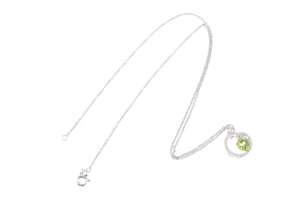 A peridot and diamond pendant. The heart-shape peridot, offset to the brilliant-cut diamond openwork - Bild 3 aus 3