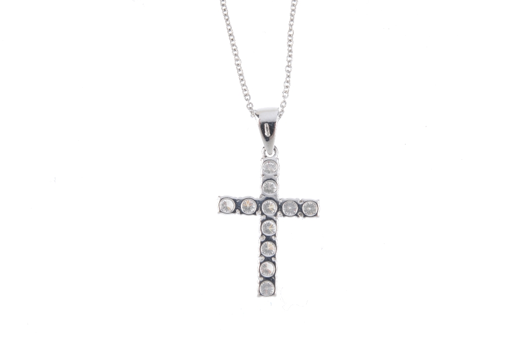 A diamond cross pendant. Designed as brilliant-cut diamond intersecting lines, suspended from a - Bild 2 aus 4