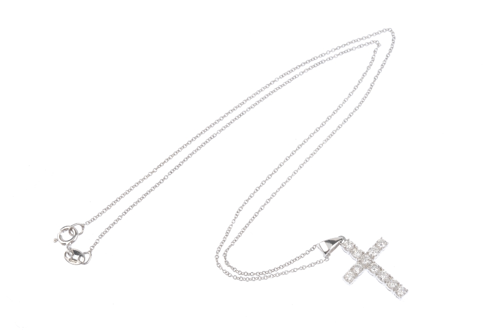 A diamond cross pendant. Designed as brilliant-cut diamond intersecting lines, suspended from a - Bild 4 aus 4