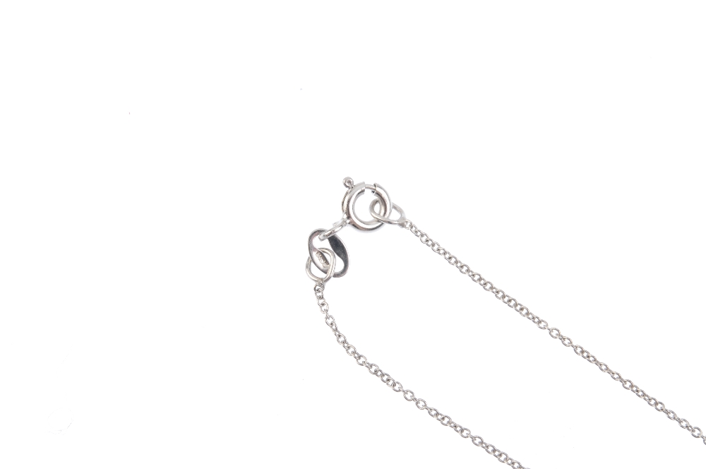 A diamond cross pendant. Designed as brilliant-cut diamond intersecting lines, suspended from a - Bild 3 aus 4