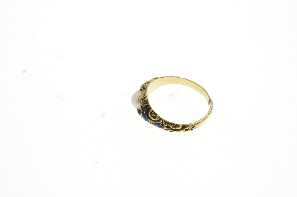 A mid Victorian gold ring. The centrally set cultured pearl to the scrolling surround and - Bild 2 aus 4