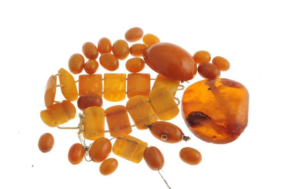 A selection of natural amber jewellery. To include an oval shape natural amber cabochon brooch, a - Bild 2 aus 2
