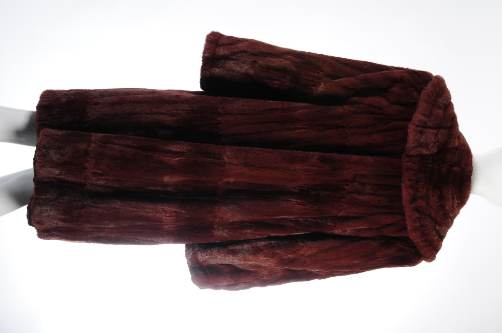 Two dyed ermine fur coats. To include a knee length coat featuring a full collar, a button - Bild 3 aus 3