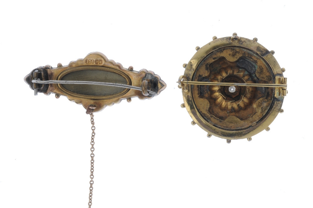 Two late Victorian gem-set brooches. The first of marquise shape with scalloped detail to the top - Bild 3 aus 3