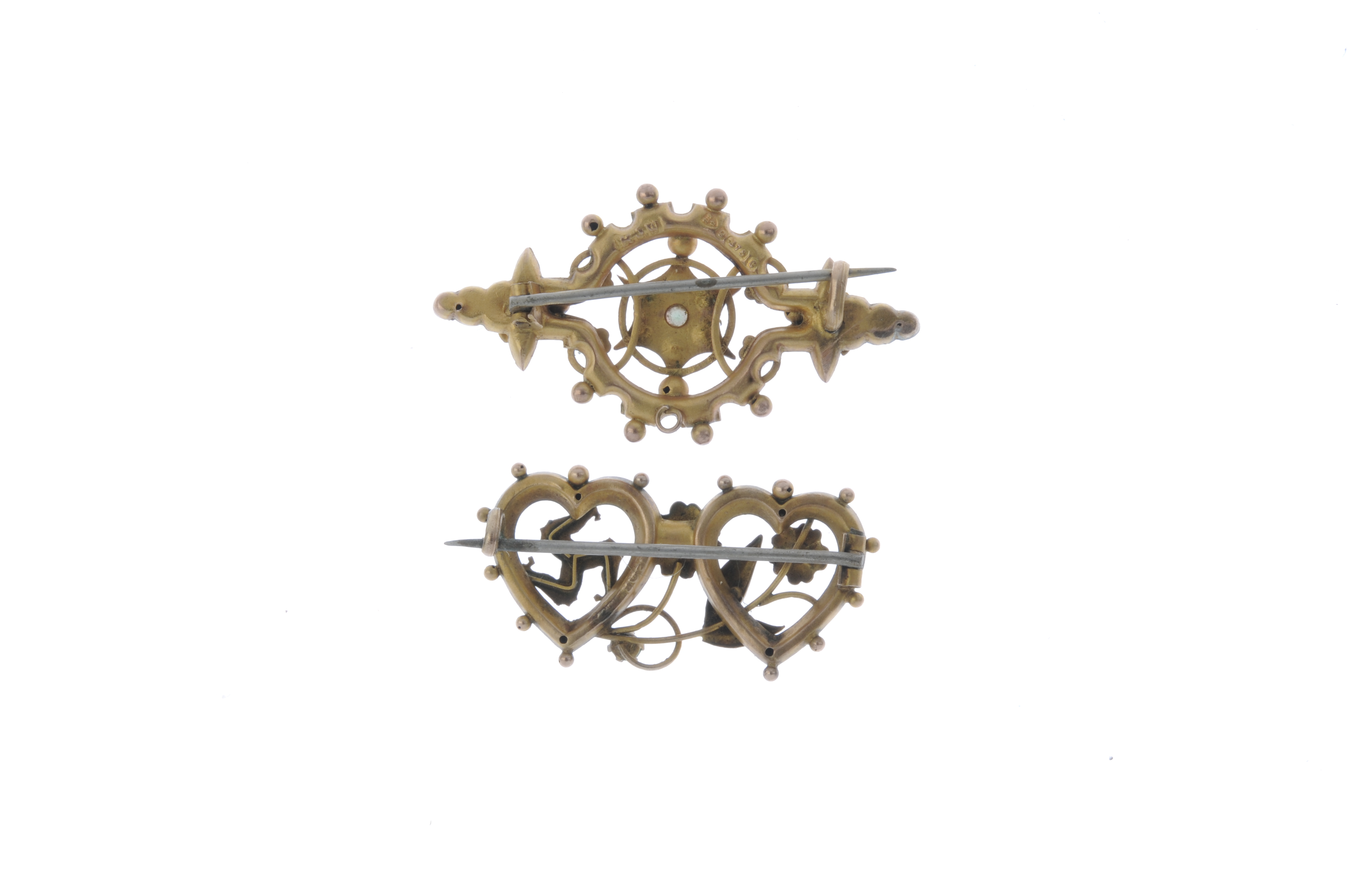 Two early 20th century 9ct gold brooches. The first designed as two hearts with overlaid flowers and - Bild 2 aus 2