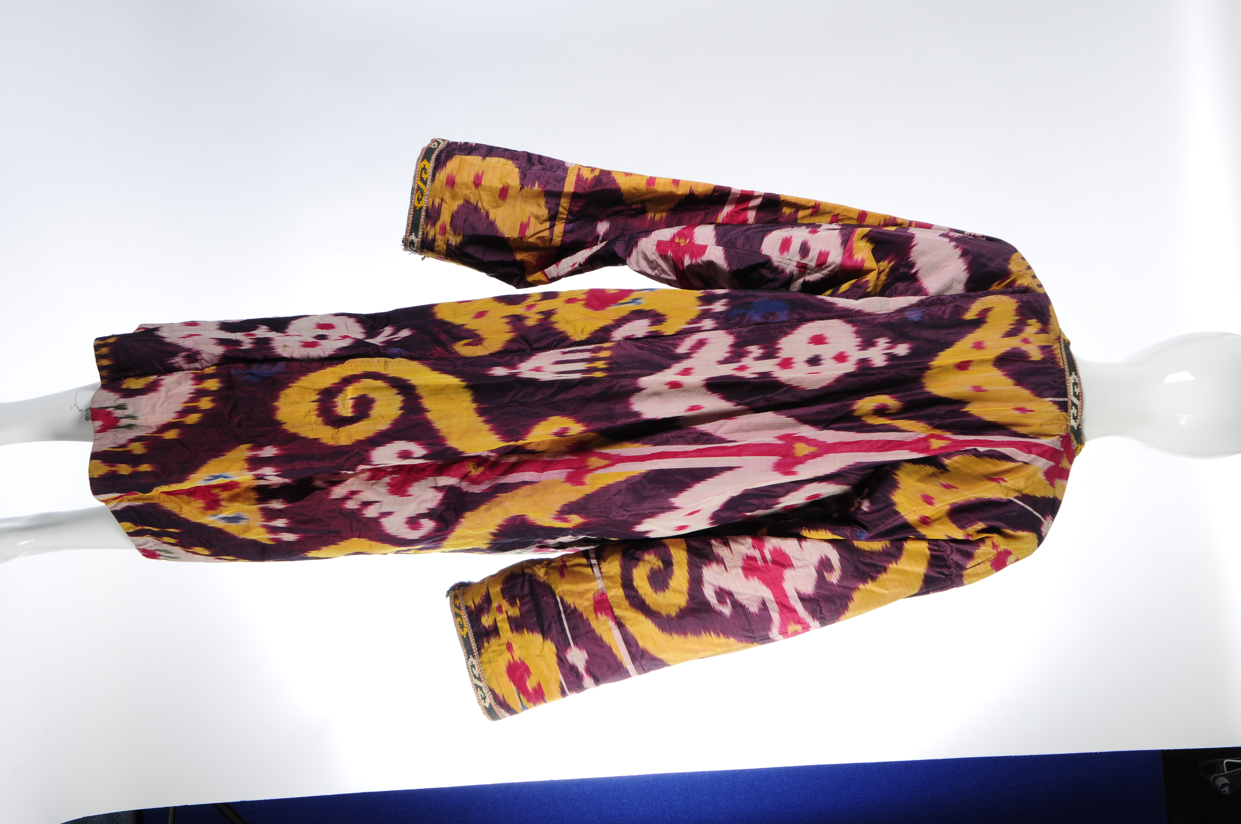 A Turkaman Ikat silk jacket and sleeveless jacket with bead detail. The Ikat jacket featuring, woven - Bild 2 aus 3