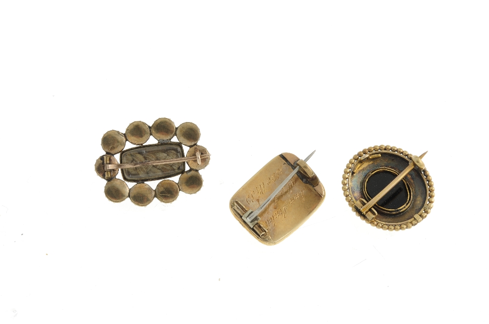 Three early 19th century brooches. The first a memorial brooch of rectangular outline, the black - Bild 2 aus 2