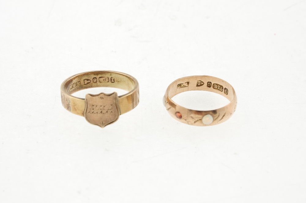 Two late Victorian 9ct gold rings. The first a memorial ring, with a monogram engraved shield- - Bild 3 aus 3
