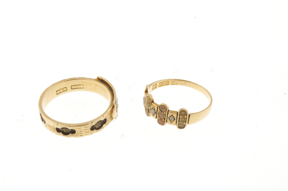 Two late Victorian 15ct gold rings. The first a memorial ring, set with five split pearls to the - Bild 3 aus 3