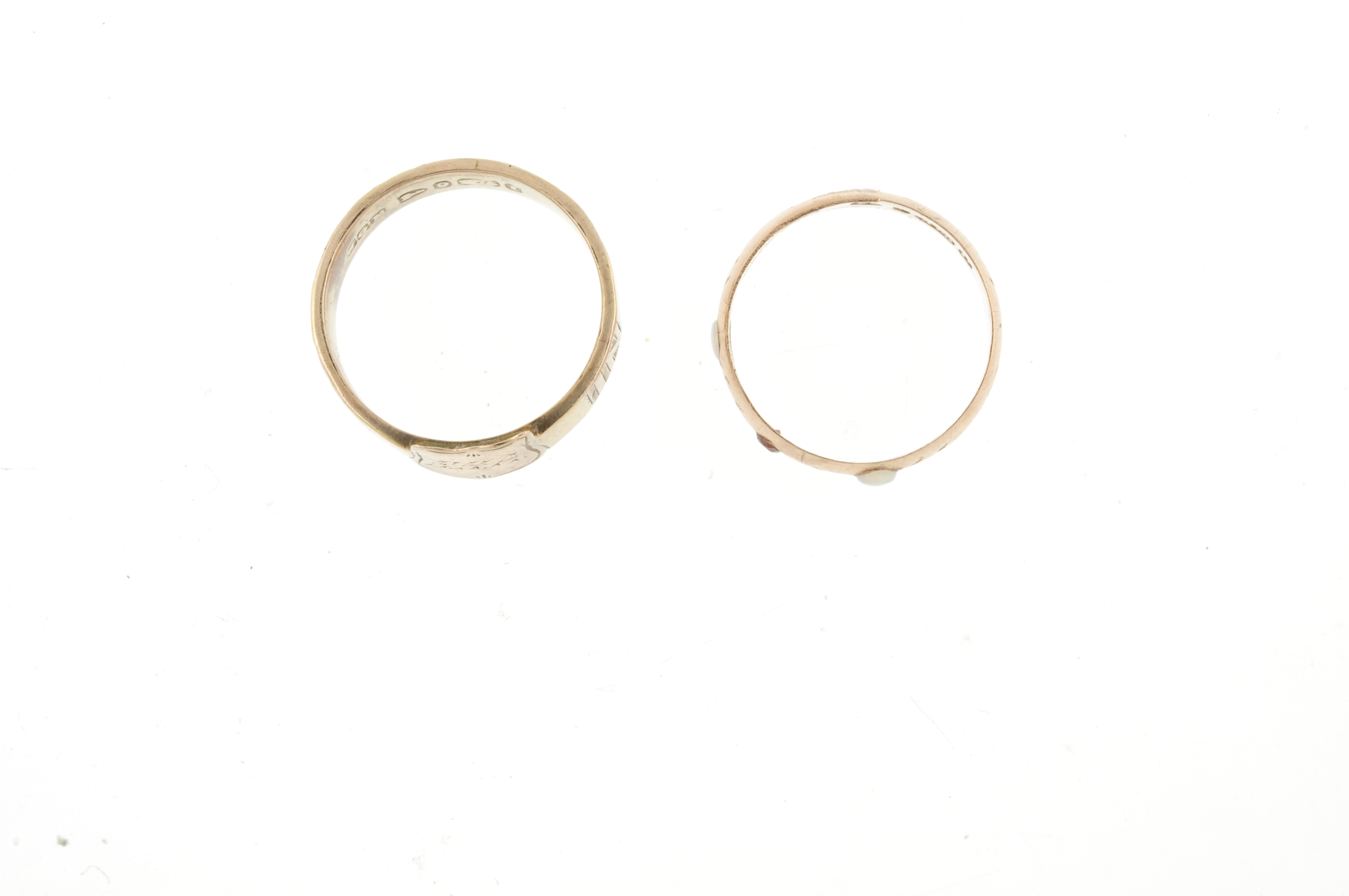 Two late Victorian 9ct gold rings. The first a memorial ring, with a monogram engraved shield- - Bild 2 aus 3