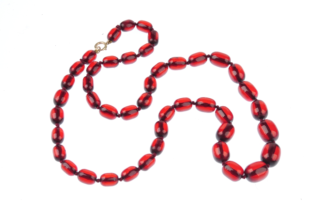 A red plastic bead necklace. Designed as forty-five barrel-shape beads of graduating size, measuring - Bild 3 aus 3