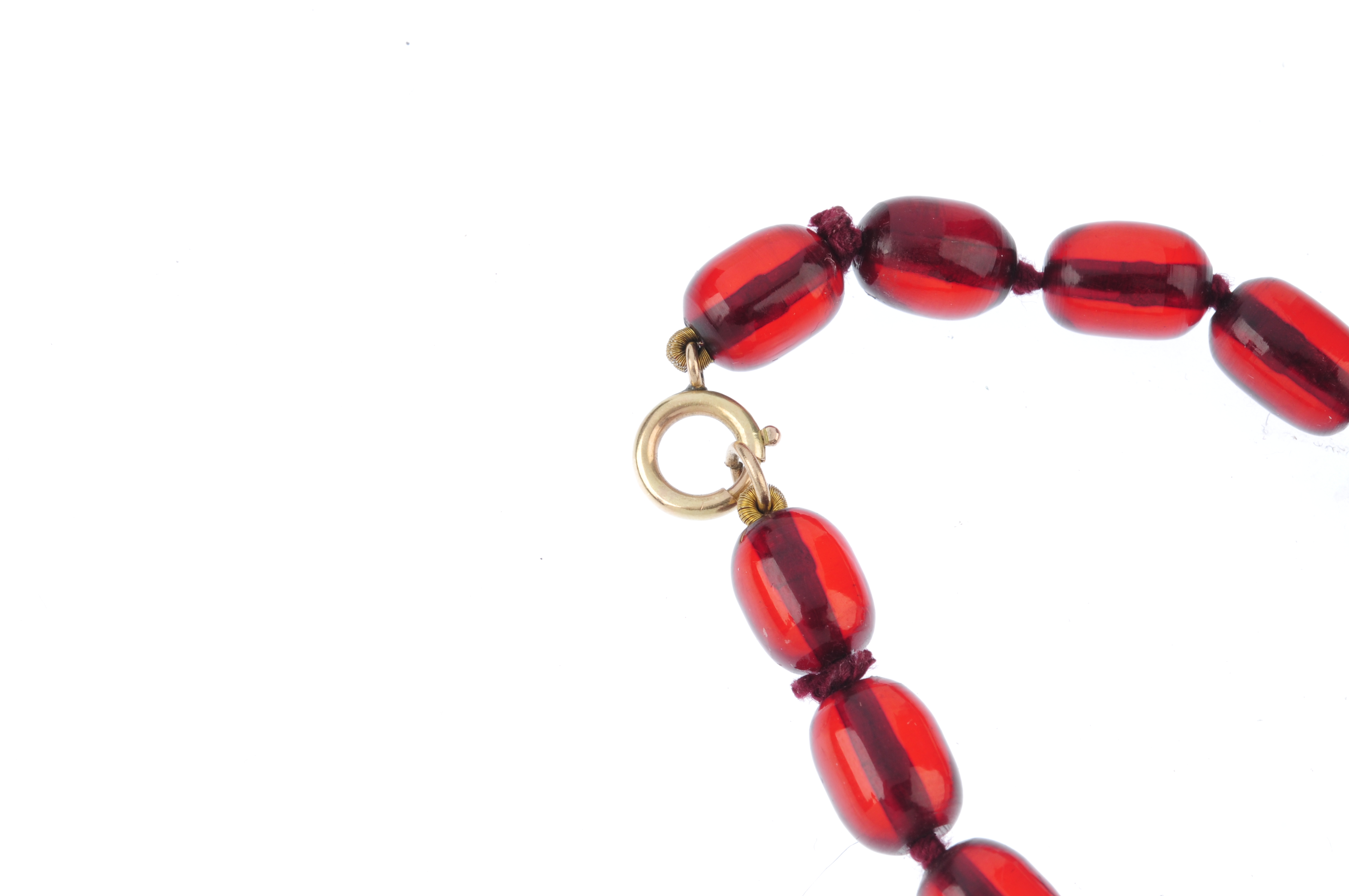 A red plastic bead necklace. Designed as forty-five barrel-shape beads of graduating size, measuring - Bild 2 aus 3