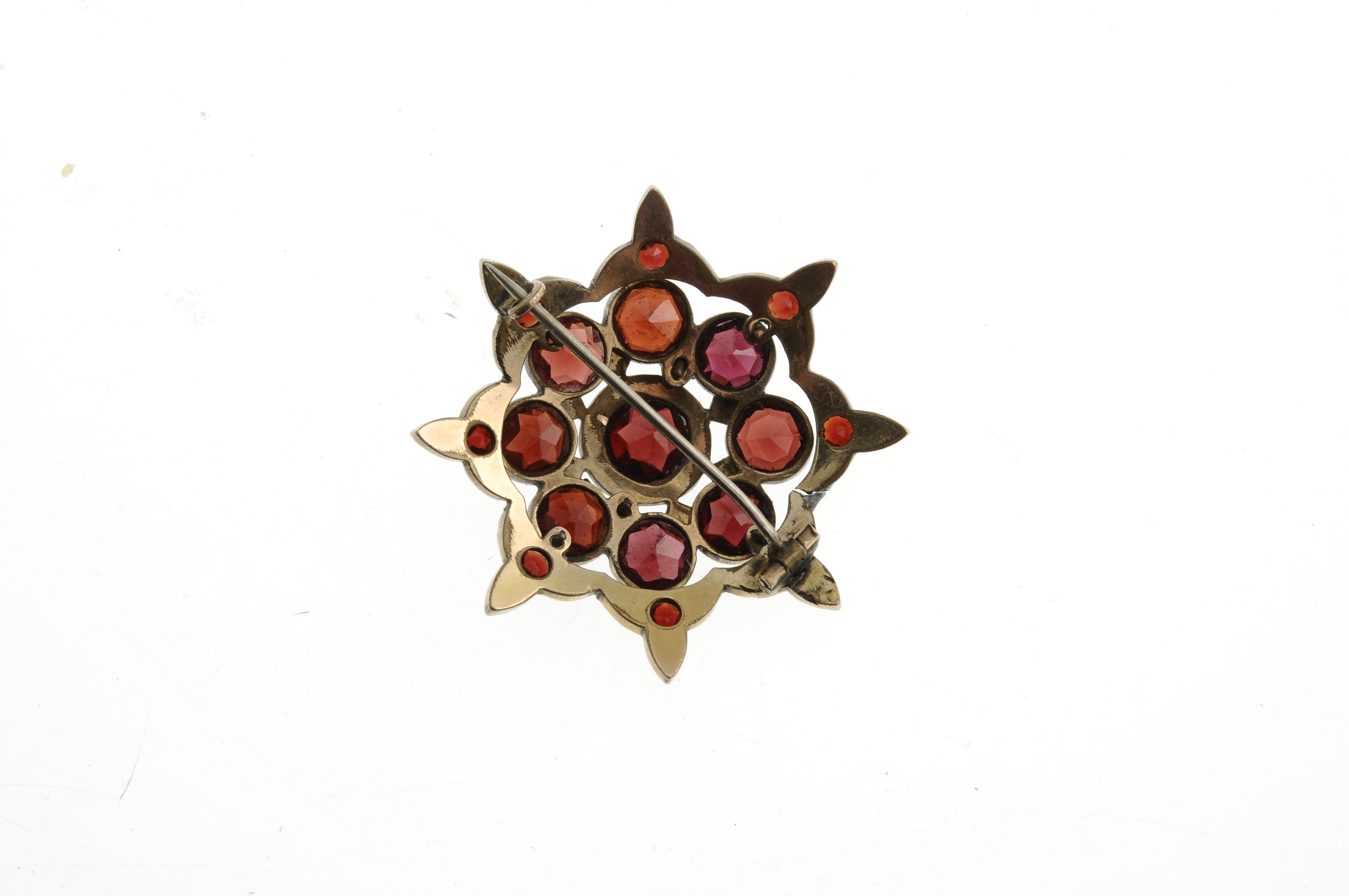 A garnet brooch. Of circular outline, with eight decorative points to the outer edge, the openwork - Bild 2 aus 2