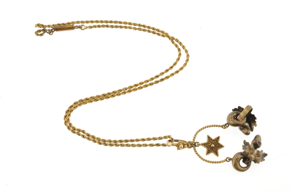 A late 19th century necklace. The rope-twist chain suspending a curved drop with oak leaf and - Bild 3 aus 3