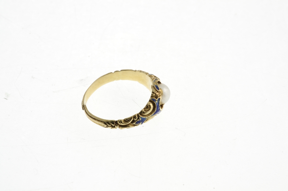 A mid Victorian gold ring. The centrally set cultured pearl to the scrolling surround and - Bild 3 aus 4