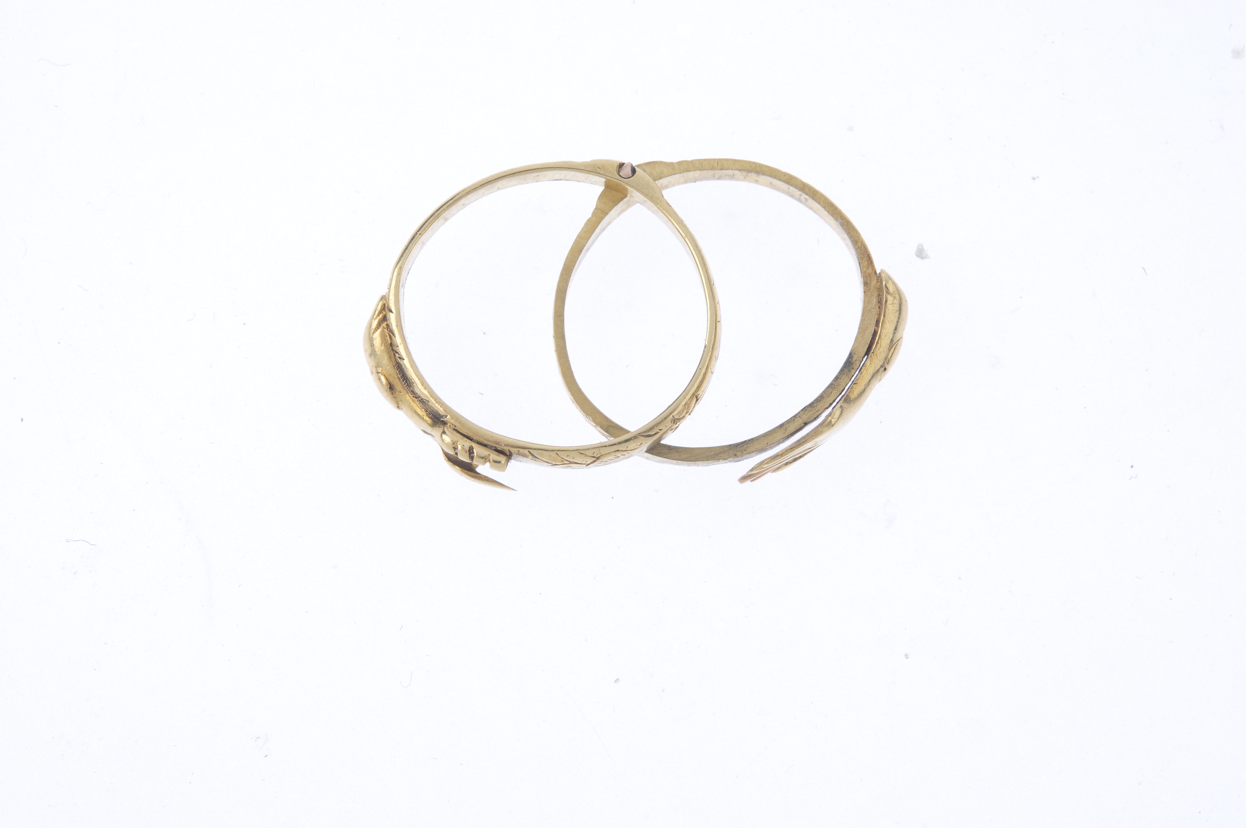 A fede ring. Designed as two riveted band rings which align to form two clasped 'fede' hands, with - Bild 2 aus 3