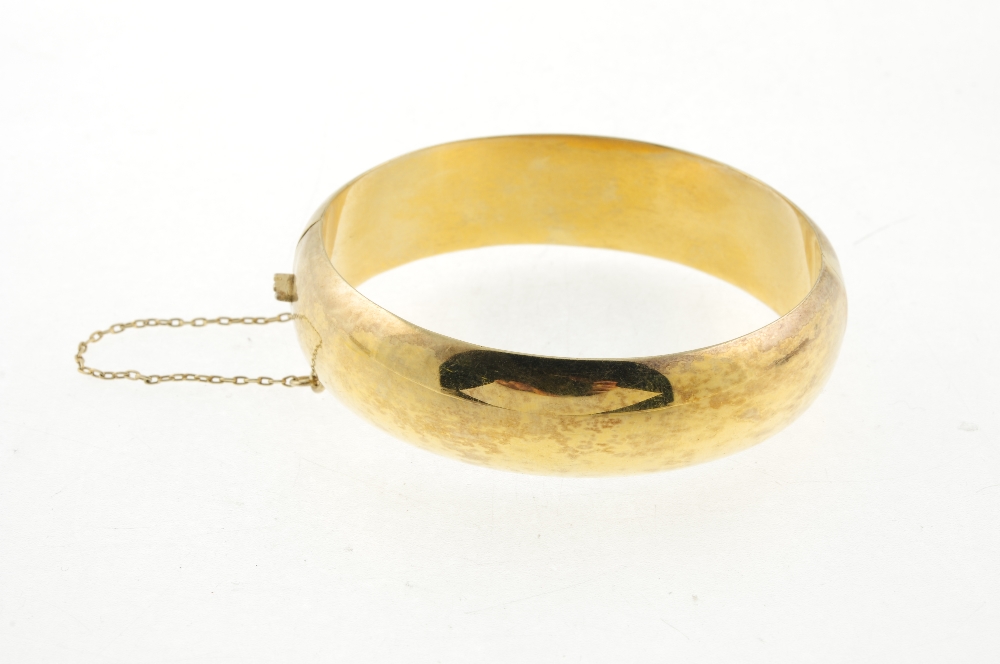 Two bangles. The first an asymmetric bangle with sprung hinge and angled terminals, the second a - Bild 2 aus 2