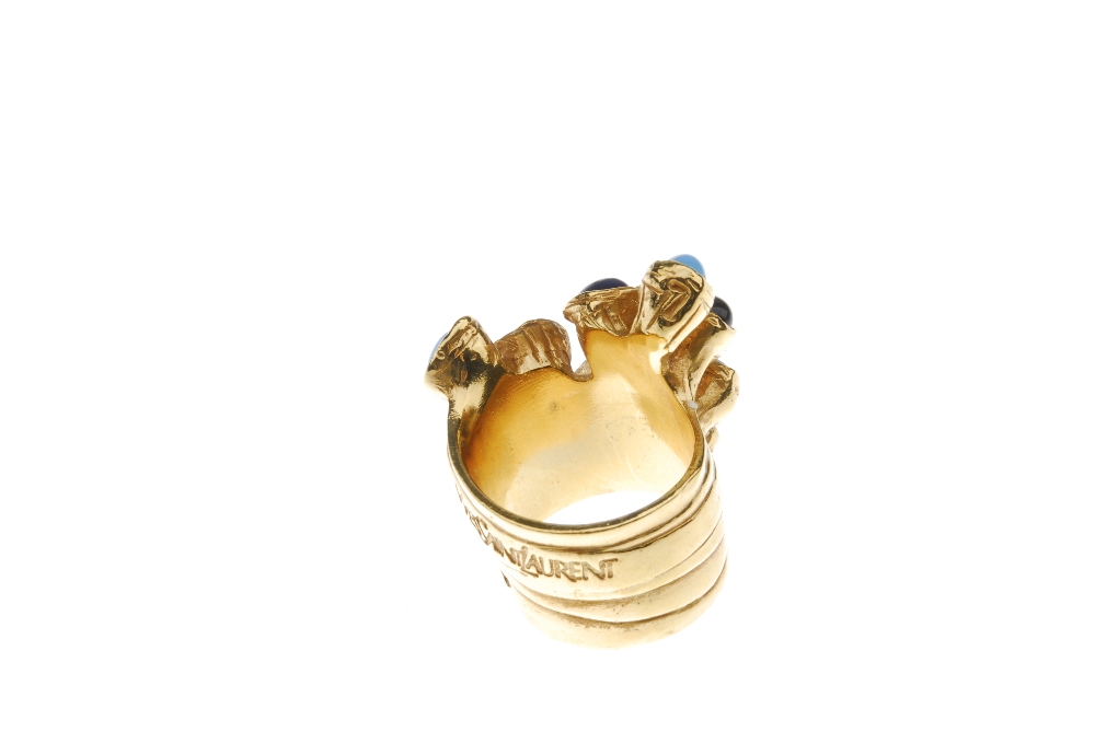 YVES SAINT LAURENT - a ring. Designed as a layered band, to the protruding collet settings of blue - Bild 3 aus 3