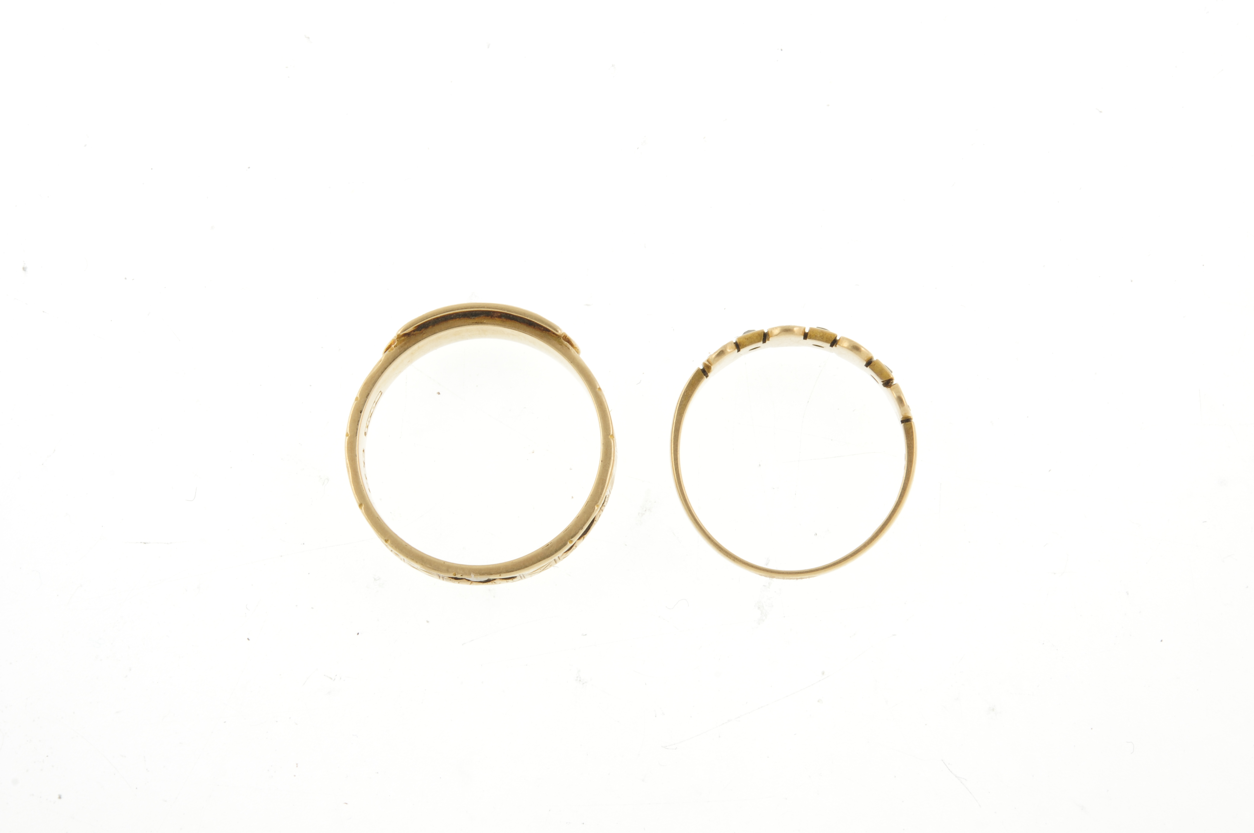 Two late Victorian 15ct gold rings. The first a memorial ring, set with five split pearls to the - Bild 2 aus 3