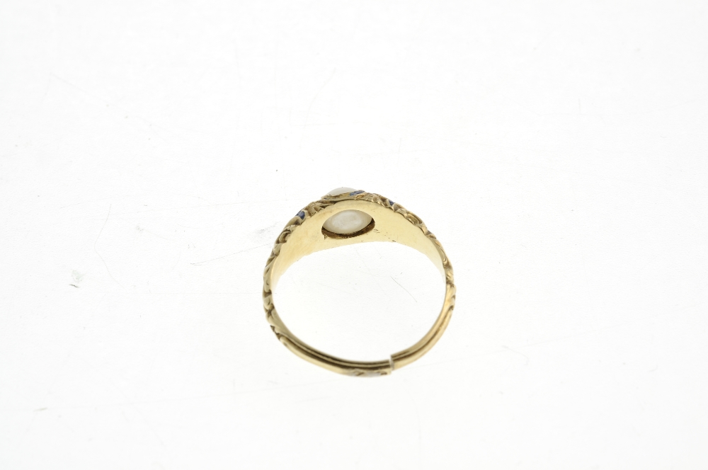 A mid Victorian gold ring. The centrally set cultured pearl to the scrolling surround and - Bild 4 aus 4