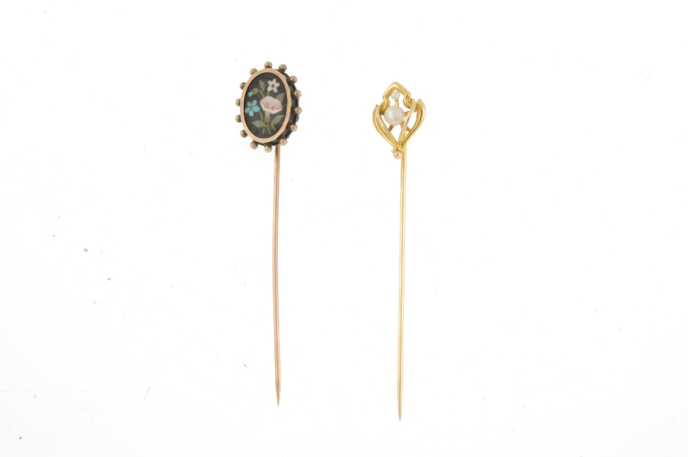 A late 19th century tortoiseshell pique brooch and two stickpins. The dome shape pique brooch with - Bild 3 aus 3