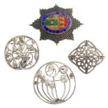 A selection of silver and white metal jewellery. To include a Masonic brooch, the oval-shape vari-