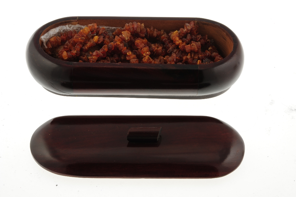 A selection of amber jewellery and a mahogany box. The mahogany box of lozenge shape, with removable - Bild 2 aus 2