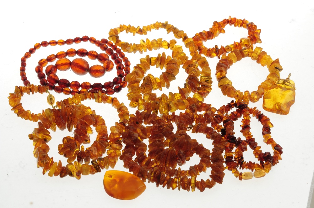 A selection of natural amber jewellery. To include four necklaces of freeform beads, one of - Bild 2 aus 2