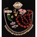 A small parcel lot of jewellery items to include a 9ct souvenir sweetheart brooch from South Africa,