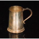 A hallmarked silver half pint tankard of plain cylindrical form, weight 6oz, Birmingham 1953.